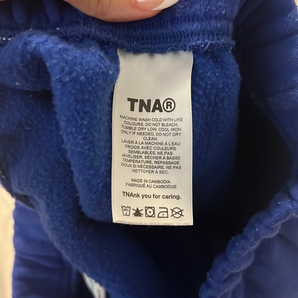 Aritzia TNA sweatshorts - Picture 4 of 4